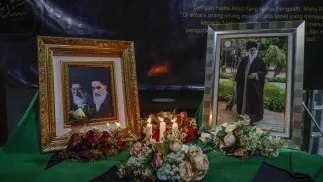 Kwiaty złożone obok portretów zmarłego irańskiego Najwyższego Przywódcy ajatollaha Alego Chameneiego. Fot. PAP/EPA/MAST IRHAM