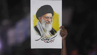 Wizerunek ajatollaha Al-Chamenia. Fot. PAP/EPA/SHAHZAIB AKBER