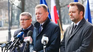 Przewodniczący KP Prawa i Sprawiedliwości Mariusz Błaszczak (C), rzecznik ugrupowania Rafał Bochenek (P) oraz poseł PiS Zbigniew Kuźmiuk (L) podczas konferencji prasowej przed Ministerstwem Spraw Zagranicznych w Warszawie. Fot. PAP/Albert Zawada