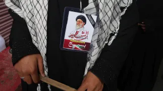 Muzułmanin z podobizną zabitego przywódcy Iranu Ali Chameneia podczas demonstracji Fot. PAP/FAROOQ KHAN