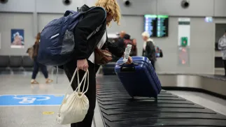 Przylot Polaków ewakuowanych z Omanu na lotnisko w Pyrzowicach. Fot. PAP/Art Service