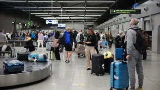 Przylot Polaków ewakuowanych z Omanu na lotnisko w Pyrzowicach. Fot. PAP/Art Service