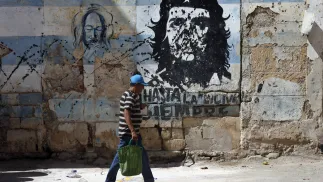 Mieszkaniec Hawany w centrum miasta, zdjęcie ilustracyjne. fot. PAP/EPA/EFE/ERNESTO MASTRASCUSA