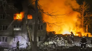  Українські рятувальники працюють на місці російського удару по житловому будинку в Харкові. Fot. PAP/EPA/SERGEY KOZLOV