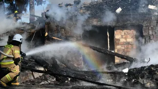 Strażacy gaszą pożar willi wypoczynkowej w Trójcy. Fot. PAP/	Darek Delmanowicz