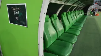 Pusta ławka gości na stadionie Tarczyński Arena we Wrocławiu Fot. PAP/Maciej Kulczyński