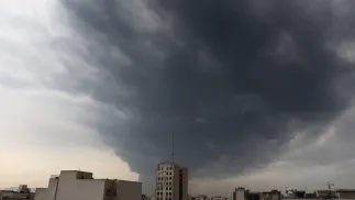 Dym nad Tehereanem Fot. PAP/EPA/ABEDIN TAHERKENAREH