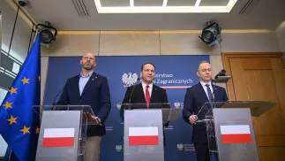 Wicepremier, minister spraw zagranicznych Radosław Sikorski (C), wiceminister obrony narodowej Cezary Tomczyk (P) i minister sportu i turystyki Jakub Rutnicki (L) podczas wspólnej konferencji prasowej. Fot. PAP/Marcin Obara