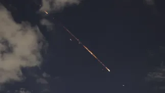 Izraelska obrona powietrzna przechwyciła irański pocisk balistyczny. Fot. PAP/EPA/ABIR SULTAN