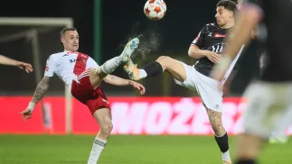 Andreu Arasa z ŁKS Łódź w walce z piłkarzem Polonii Warszawa Diogo Brasido. Fot. PAP/	Leszek Szymański