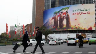 Bilboard z najwyższymi przywódcami Iranu w Teheranie, fot. PAP/EPA/ABEDIN TAHERKENAREH
