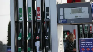 Dystrybutor na stacji benzynowej. Fot. PAP/	Leszek Szymański