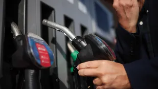 Dystrybutor z paliwem Fot. PAP/Leszek Szymański