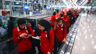 Irańskie piłkarki na lotnisku Fot. PAP/EPA/FAZRY ISMAIL