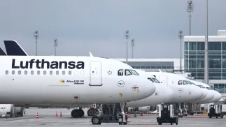 Samoloty Lufthansy na lotnisku w Monachium, fot. PAP/EPA/ANNA SZILAGYI