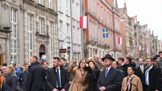 Król Szwecji Karol XVI Gustaw, jego małżonka królowa Sylwia oraz prezydent Gdańska Aleksandra Dulkiewicz podczas spaceru Drogą Królewską do Ratusza Głównego Miasta w Gdańsku, fot. PAP/Adam Warżawa