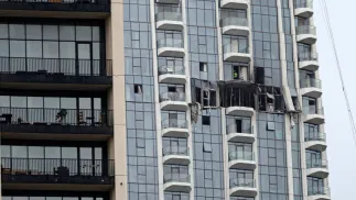 Пошкоджена будівля в Дубаї внаслідок атаки іранського дрона. Fot. PAP/EPA/Stringer