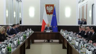 Premier Donald Tusk (C) na nadzwyczajnym posiedzeniu rządu w siedzibie KPRM w Warszawie. Fot. PAP/Paweł Supernak