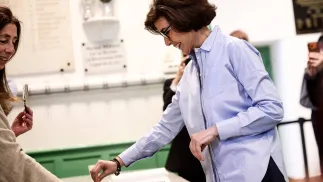 Była minister kultury Rachida Dati, oddaje swój głos w lokalu wyborczym w Paryżu. Fot. PAP/EPA/	TERESA SUAREZ