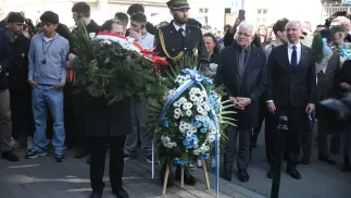 Złożenie kwiatów pod tablicą pamiątkową przy Placu Bohaterów Getta w Krakowie. Fot. PAP/	Łukasz Gągulski
