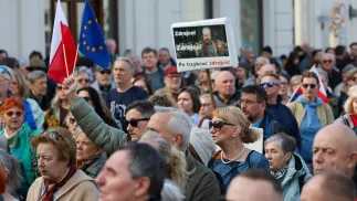 Демонстрація під гаслом "Ми хочемо бути SAFE!" перед Президентським палацом у Варшаві, фотоілюстрація. Fot. PAP/Paweł Supernak