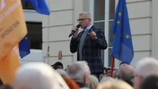 Senator KO Krzysztof Kwiatkowski przemawia na manifestacji pod hasłem „Chcemy być SAFE!” przed Pałacem Prezydenckim w Warszawie Fot. PAP/Paweł Supernak