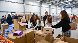 Pakowanie paczek z darami w ramach akcji Paczka dla Rodaka i Bohatera na Kresach – Wielkanoc 2026, w siedzibie Banku Żywności im. Jacka Kuronia w Szczecinie. Fot.  PAP/Marcin Bielecki