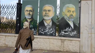 Wizerunki przywódców wojskowych i politycznych wspieranych przez Iran ugrupowań szyickich (od prawej do lewej): zmarłych przywódców Hamasu Yahya Sinwara i Ismaila Haniyeha oraz zmarłego dowódcę wojskowego Hezbollahu Ibrahima Aqila Fot. PAP/EPA/YAHYA ARHAB