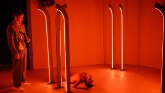 Twórcy wałbrzyskiego spektaklu czerpali inspirację z powieści „Palacz zwłok” (1967 r.) czeskiego pisarza Ladislava Fuksa. Fot. PAP/Maciej Kulczyński