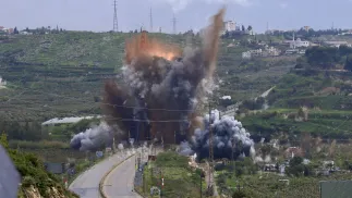Izraelski ostrzał Libanu, w pobliżu miasta Tyr na południu kraju, fot. PAP/EPA/STRINGER
