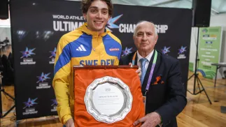 Dziennikarz Polskiej Agencji Prasowej, Jerzy Jakobsche wręcza pamiątkową paterę dla zwycięzcy 68. Ankiety PAP na najlepszego sportowca Europy ubiegłego roku szwedzkiemu tyczkarzowi Armandowi Duplantisowi Fot. PAP/Łukasz Gągulski