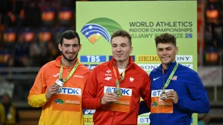 Halowe mistrzostwa świata w lekkiej atletyce w Toruniu. Od lewej: Hiszpan Enrique Llopis (srebro), Polak Jakub Szymański (złoto) i Amerykanin Trey Cunningham (brąz). Fot. PAP/Adam Warżawa