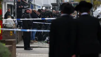 Policja i media na miejscu podpaleń, fot. PAP/EPA/ANDY RAIN