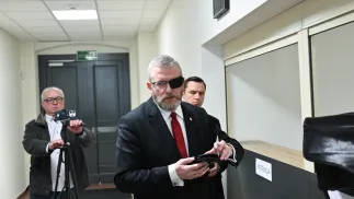  Europoseł Grzegorz Braun stawił się w Prokuraturze Okręgowej we Wrocławiu, fot. PAP/Maciej Kulczyński