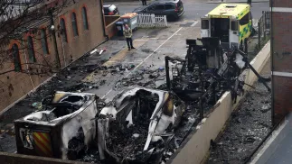 Spalone karetki pogotowia w Londynie, fot. PAP/EPA/ANDY RAIN