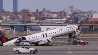 Zniszczony samolot Air Canada na lotnisku La Guardia, fot. PAP/EPA/SARAH YENESEL