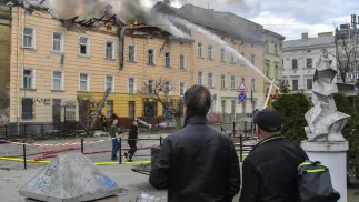 Российский удар по историческому центру Львова. Fot. PAP/EPA/MYKOLA TYS
