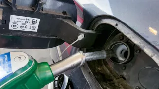 Заправка автомобиля. Фотоиллюстрация. Fot. PAP/Marcin Bielecki