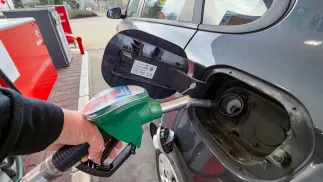 Tankowanie paliwa Fot. PAP/Marcin Bielecki