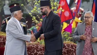 Nowy premier Balendra Shah przyjmuje gratulacje od prezydenta Ram Chandry Paudela, fot. PAP/EPA/NARENDRA SHRESTHA