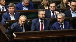 Premier Donald Tusk, wicepremier, minister obrony narodowej Władysław Kosiniak-Kamysz i wicepremier, minister cyfryzacji Krzysztof Gawkowski, szef KPRM Jan Grabiec, minister infrastruktury Dariusz Klimczak i minister finansów i gospodarki Andrzej Domański Fot. PAP/Leszek Szymański