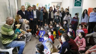 Schronisko dla przesiedleńców w lokalnej szkole odwiedził ambasador Norwegii Hilde Haraldstad. Fot. PAP/EPA/WAEL HAMZEH