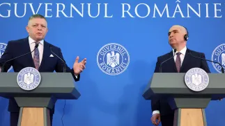 Премьер-министр Словакии Роберт Фицо (слева) и премьер-министр Румынии Илие Боложан. Fot. PAP/EPA/ Fot. PAP/Wiktor Dąbkowski