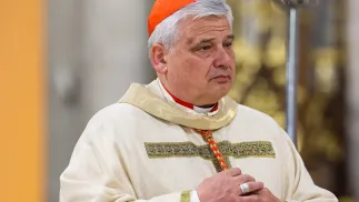 Metropolita łódzki kard. Konrad Krajewski (L) na ingresie do Bazyliki Archikatedralnej św. Stanisława Kostki w Łodzi. Fot. PAP/Marian Zubrzycki