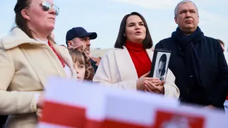 Liderka białoruskich sił demokratycznych na emigracji, przewodnicząca Zjednoczonego Gabinetu Przejściowego Białorusi Swiatłana Cichanouska (2P) oraz zastępca przewodniczącej Zjednoczonego Gabinetu Przejściowego Białorusi, szef Narodowego Zarządu Antykryzysowego Paweł Łatuszka (P). Fot. PAP/Leszek Szymański