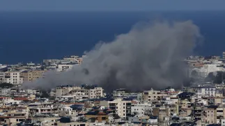 Dym nad Bejrutem, fot. PAP/EPA/WAEL HAMZEH