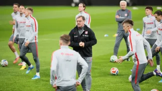 rener piłkarskiej reprezentacji Polski Jan Urban (C) podczas treningu kadry w Sztokholmie, fot. PAP/Leszek Szymański