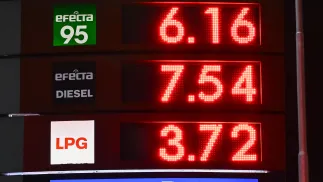 Obowiązujące ceny paliw na stacjach benzynowych. Fot. PAP/Darek Delmanowicz