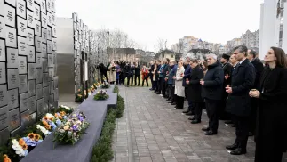 Міністри поклали лампадки до пам'ятника жертвам злочину в Бучі і вшанували пам'ять українців, жорстоко вбитих там чотири роки тому. Fot. PAP/EPA/ALESSANDRO DI MEO