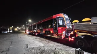 We wtorek pierwszy zamówiony wagon Pesy dotarł do zajezdni TŚ w katowickiej dzielnicy Zawodzie. Fot. www.tram-silesia.pl